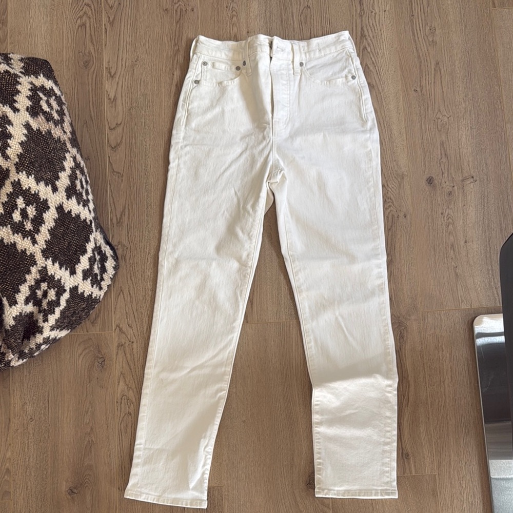 White High-Waisted Jeans